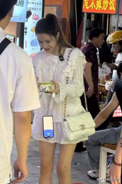 李多海現身泗涇夜市,她還很漂亮,40歲像20歲,已在上海買房定居