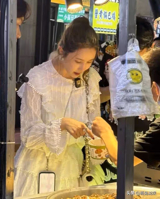 李多海現身泗涇夜市,她還很漂亮,40歲像20歲,已在上海買房定居