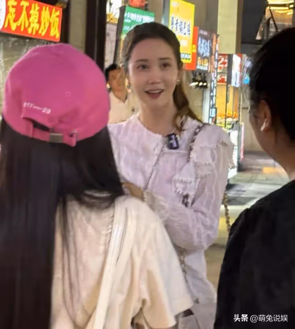 李多海現身泗涇夜市,她還很漂亮,40歲像20歲,已在上海買房定居