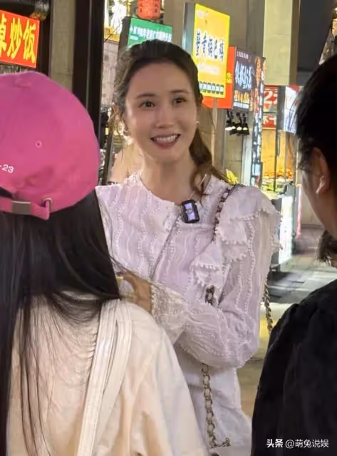 李多海現身泗涇夜市,她還很漂亮,40歲像20歲,已在上海買房定居