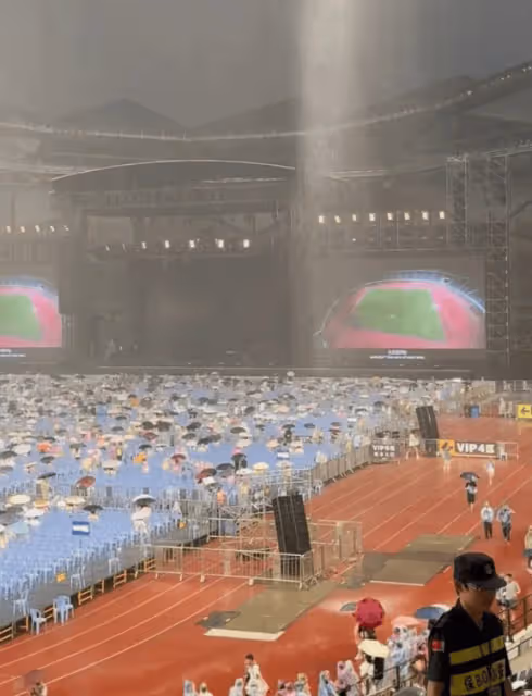周杰倫深圳演唱會遇大雨,VIP被淋,網友:買最貴的票,淋最大的雨