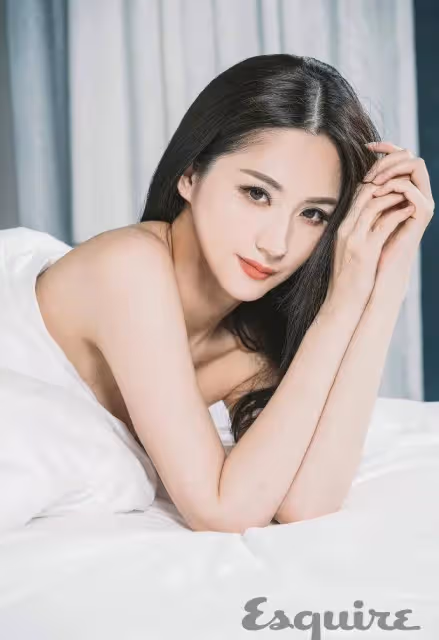 藍心妍各類寫真露出事業線大美腿！​魔鬼身材性感火辣