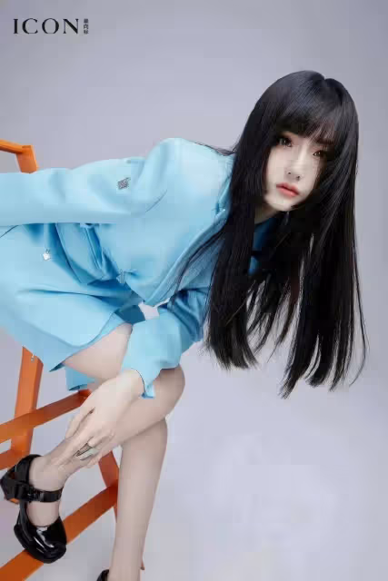 藍心妍各類寫真露出事業線大美腿！​魔鬼身材性感火辣
