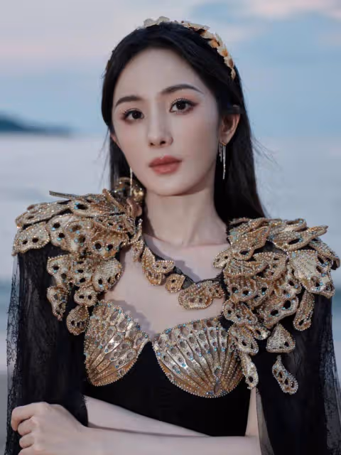 楊冪穿抹胸黑裙露出玉背!膚白貌美魔鬼身材性感火辣