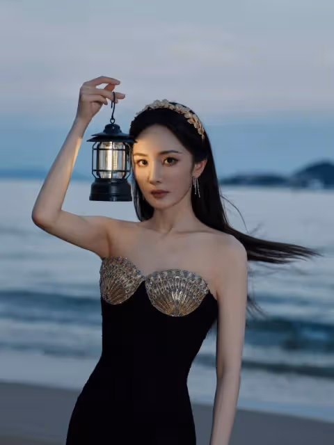 楊冪穿抹胸黑裙露出玉背!膚白貌美魔鬼身材性感火辣