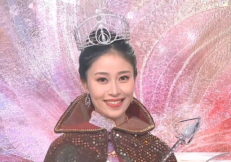 香港小姐冠軍好評如潮,大方展示胸前胎記,獲封「翻版李嘉欣」