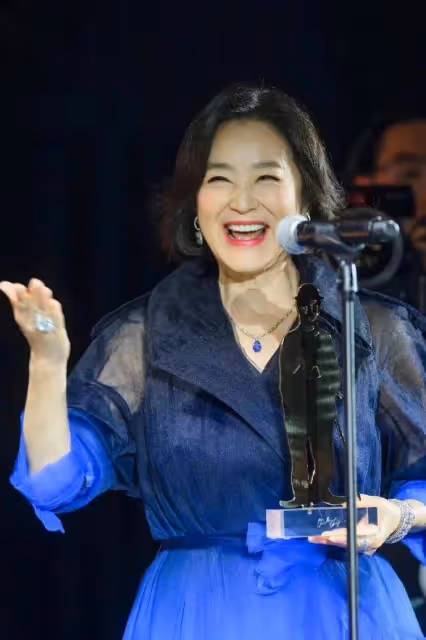 69歲林青霞再獲大獎!撞傷肋骨後久違現身,身材圓潤氣質動人
