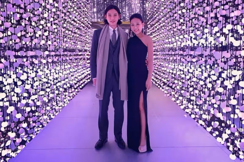 恭喜！香港知名富家千金被曝懷孕，海邊度假腹部凸起孕味濃