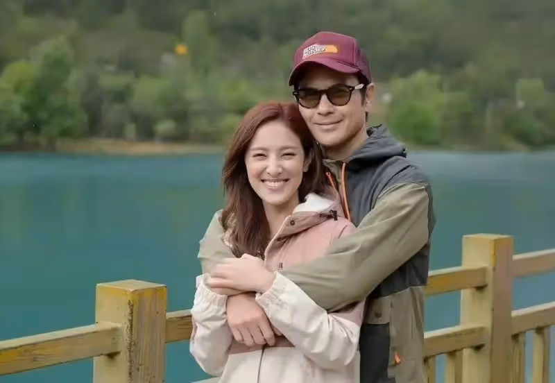 TVB視帝夫妻出國度假,小嬌妻素顏抗打,心情大好懶理不利傳聞