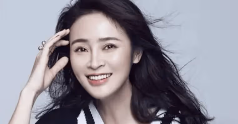 她是唯一降得住靳東的女人,一張高清照曝光,兩人關係沒那麼簡單