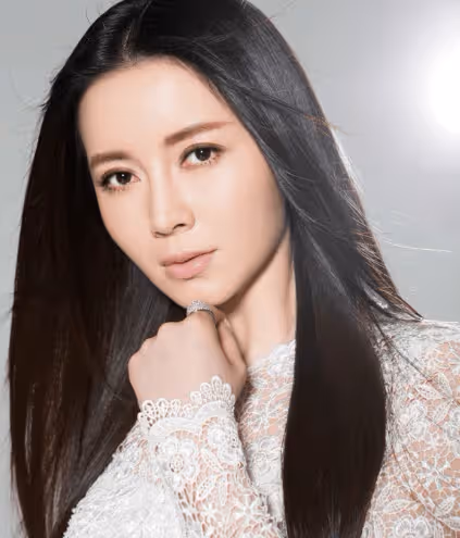 她是中國最漂亮女將軍,24歲成國家一級演員,卻嫁給了「勞改犯」