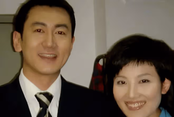 央視兩位主持人一見鍾情,低調結婚後分居15年,如今兒女雙全很幸福