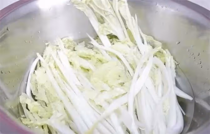娃娃菜生吃你嘗試過嗎?簡單的涼拌娃娃菜,酸辣脆爽,吃著真過癮