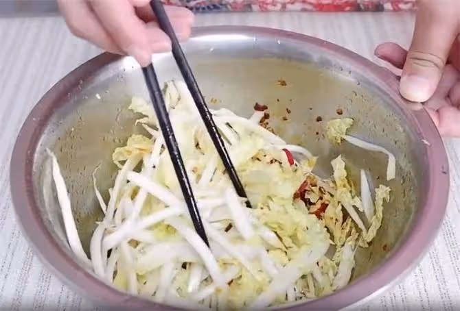 娃娃菜生吃你嘗試過嗎?簡單的涼拌娃娃菜,酸辣脆爽,吃著真過癮