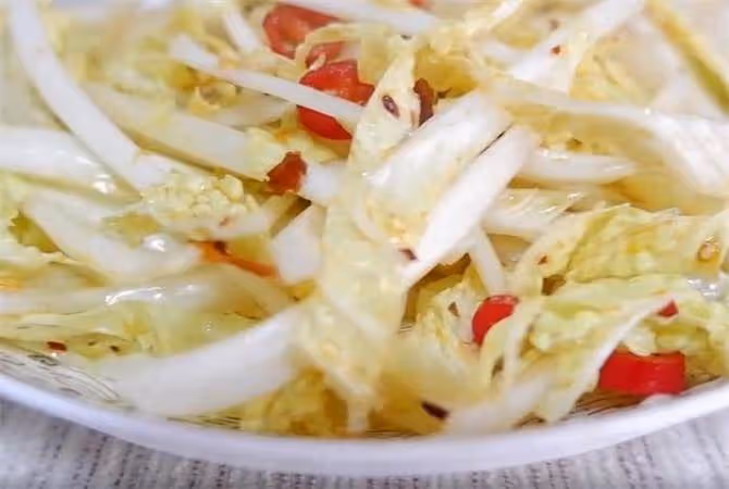 娃娃菜生吃你嘗試過嗎?簡單的涼拌娃娃菜,酸辣脆爽,吃著真過癮