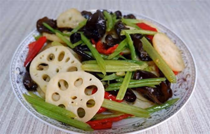 簡單家常小炒,一道素炒芹菜藕片,清淡脆爽又營養,靠譜的家常菜