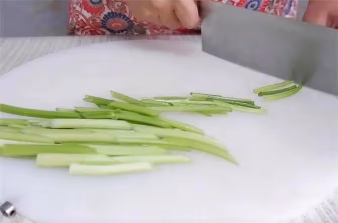 簡單家常小炒,一道素炒芹菜藕片,清淡脆爽又營養,靠譜的家常菜
