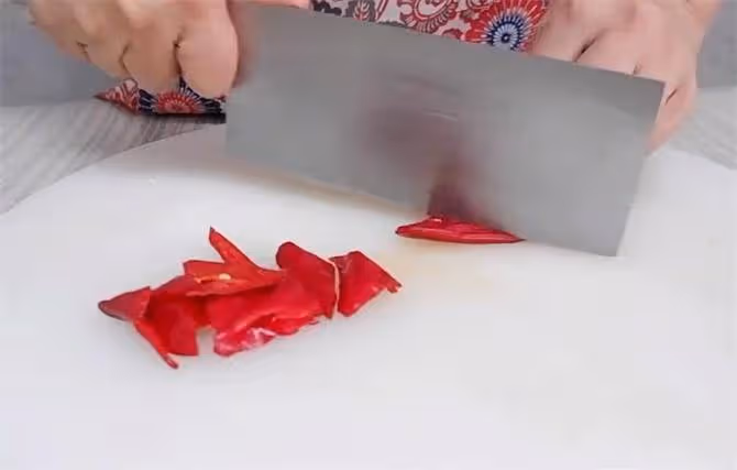 簡單家常小炒,一道素炒芹菜藕片,清淡脆爽又營養,靠譜的家常菜