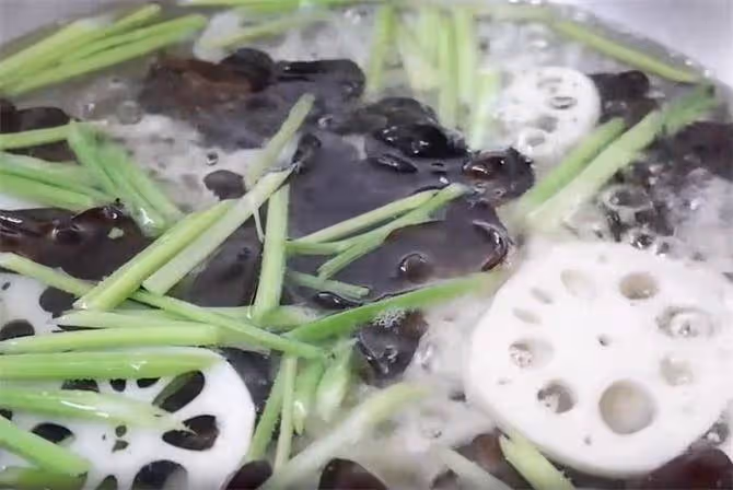 簡單家常小炒,一道素炒芹菜藕片,清淡脆爽又營養,靠譜的家常菜