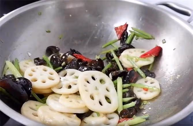 簡單家常小炒,一道素炒芹菜藕片,清淡脆爽又營養,靠譜的家常菜