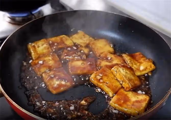 豆腐這樣做,醬香濃郁,豆腐入味濃香,每一口都很下飯,收藏了
