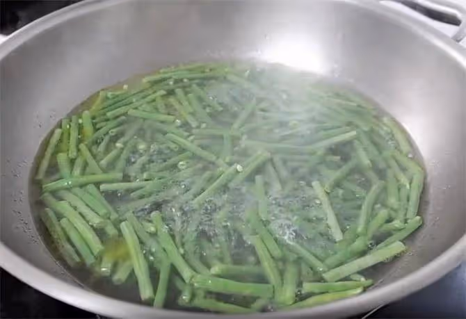 涼拌豇豆新做法,加入半根火腿腸,簡單一拌,咸香脆嫩,真給力