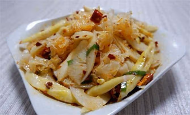 熗拌銀耳新做法,加入藕片,料汁是關鍵,脆嫩辣爽,吃著真過癮