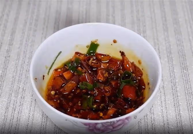 熗拌銀耳新做法,加入藕片,料汁是關鍵,脆嫩辣爽,吃著真過癮