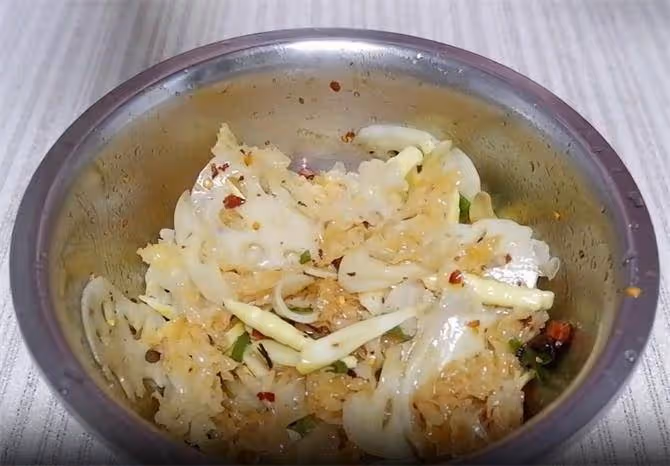 熗拌銀耳新做法,加入藕片,料汁是關鍵,脆嫩辣爽,吃著真過癮
