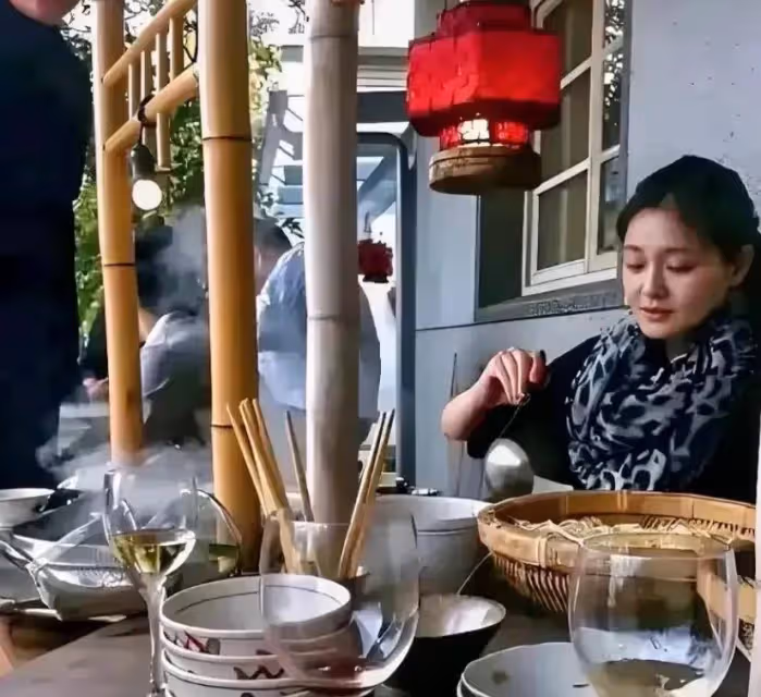大S這個泡菜媳婦當的真是合格,這小圍巾太好看,妥妥一村姑