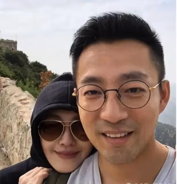 大S這個泡菜媳婦當的真是合格,這小圍巾太好看,妥妥一村姑
