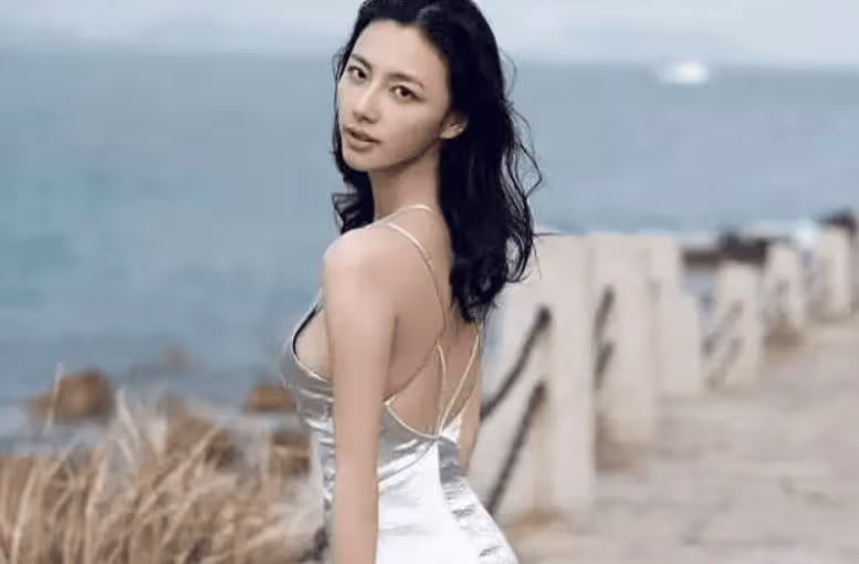 她曾是清純玉女,因名氣不高風格大變,龔玥菲柳岩都沒她敢穿!