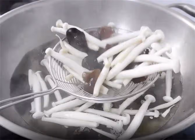 家常下飯菜濃香海鮮菇,做好後營養豐富,鮮香好吃,先收藏起來