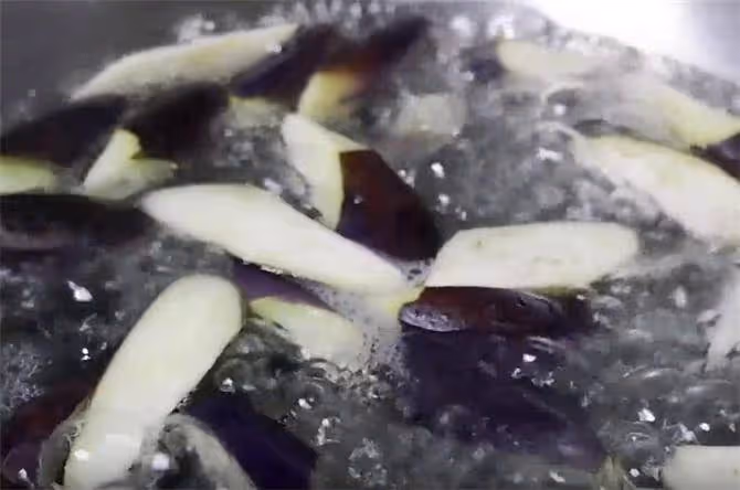 茄子新吃法,不炒不燉,做一個茄子餅,濃香酥軟,大人孩子都喜歡