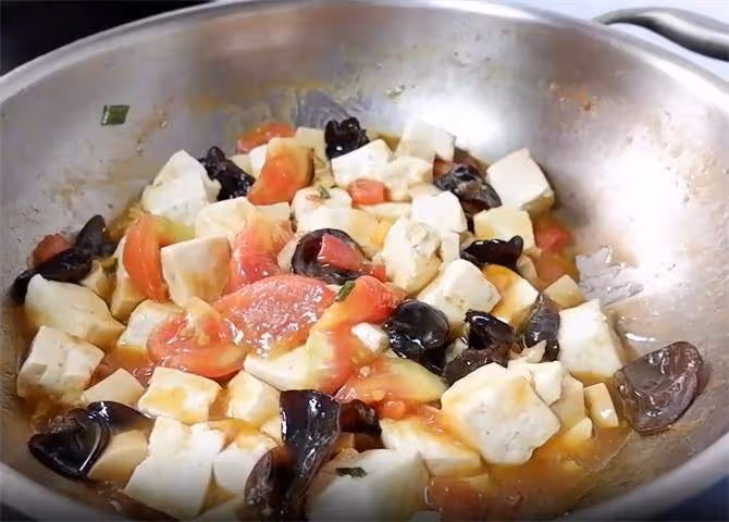 一塊豆腐一個西紅柿,燒豆腐新做法,微酸濃香又下飯,先收藏起來