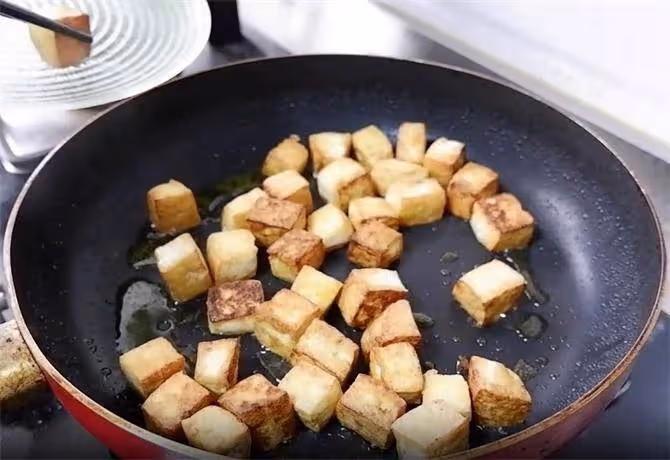 蒜香豆腐新做法,豆腐蒜香濃郁,外酥里嫩,吃著香辣過癮,先收藏
