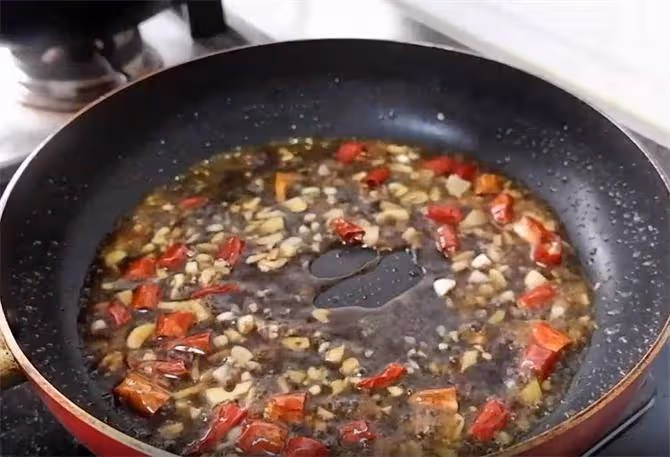 蒜香豆腐新做法,豆腐蒜香濃郁,外酥里嫩,吃著香辣過癮,先收藏