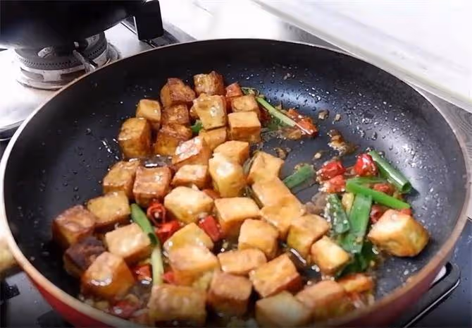 蒜香豆腐新做法,豆腐蒜香濃郁,外酥里嫩,吃著香辣過癮,先收藏