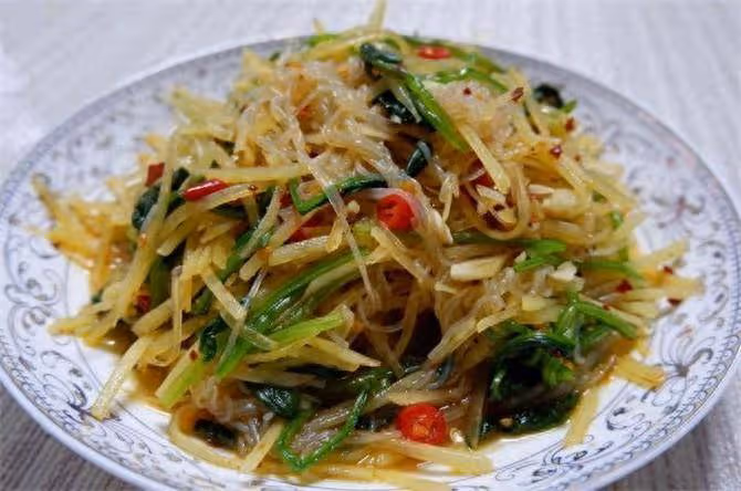 土豆絲不要光炒了,學會這樣做,加入菠菜粉絲,爽口好吃又過癮