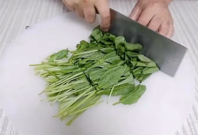 土豆絲不要光炒了,學會這樣做,加入菠菜粉絲,爽口好吃又過癮