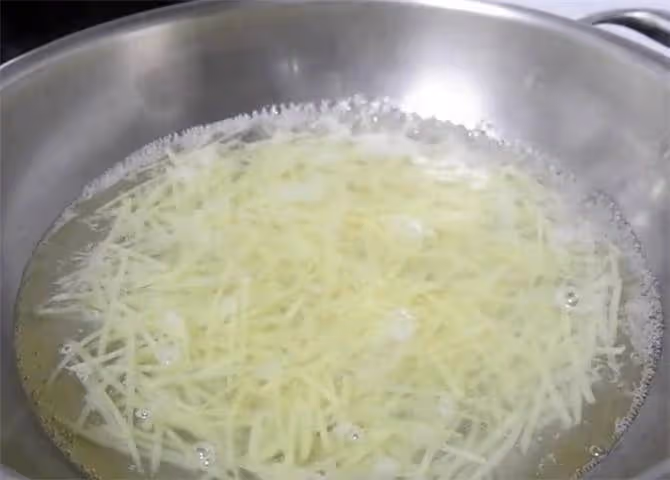 土豆絲不要光炒了,學會這樣做,加入菠菜粉絲,爽口好吃又過癮