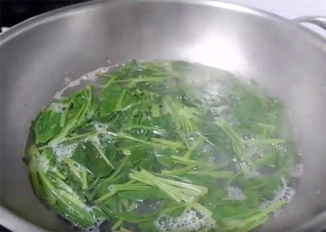 土豆絲不要光炒了,學會這樣做,加入菠菜粉絲,爽口好吃又過癮