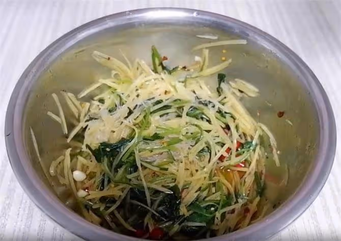 土豆絲不要光炒了,學會這樣做,加入菠菜粉絲,爽口好吃又過癮