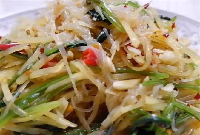 土豆絲不要光炒了,學會這樣做,加入菠菜粉絲,爽口好吃又過癮