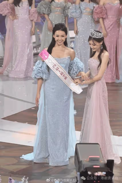 香港小姐2024丨倪樂琳獲媽咪擁抱賀奪冠食月餅慶祝 梁嘉瑩灑淚感謝靚家姐陪減肥