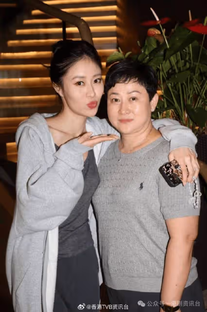 香港小姐2024丨倪樂琳獲媽咪擁抱賀奪冠食月餅慶祝 梁嘉瑩灑淚感謝靚家姐陪減肥