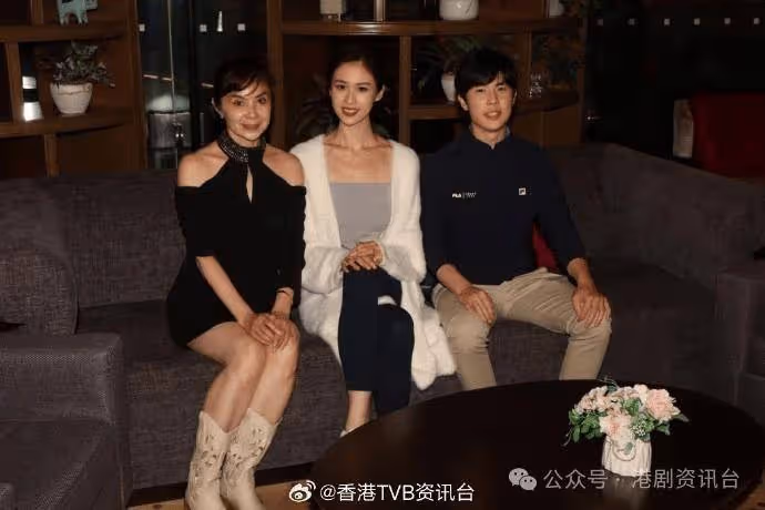 香港小姐2024丨倪樂琳獲媽咪擁抱賀奪冠食月餅慶祝 梁嘉瑩灑淚感謝靚家姐陪減肥
