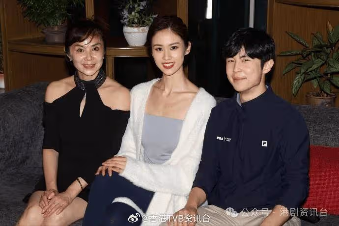 香港小姐2024丨倪樂琳獲媽咪擁抱賀奪冠食月餅慶祝 梁嘉瑩灑淚感謝靚家姐陪減肥