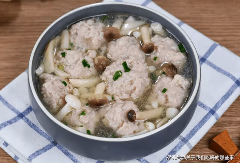 煮「肉丸湯」時,水開下鍋是大錯!教您正確做法,肉丸個個不散