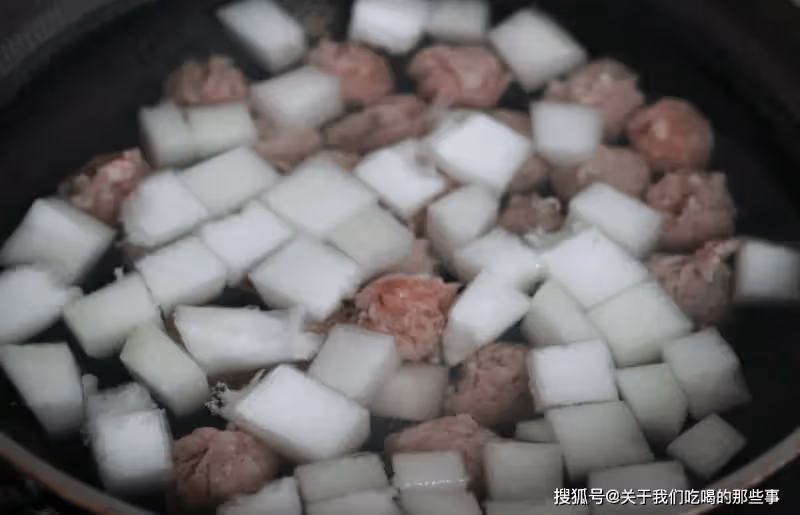 煮「肉丸湯」時,水開下鍋是大錯!教您正確做法,肉丸個個不散